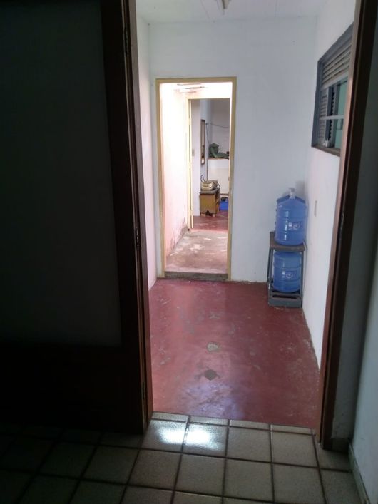 Vendo casa, no bairro do Alecrim contendo duas lojas comerciais, 380 mil.