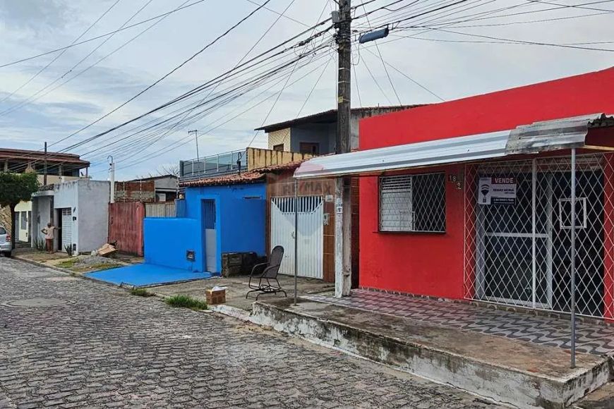 GRANDE OPORTUNIDADE PARA QUEM DESEJA COMPRAR UMA CASA E GANHAR MAIS DUAS INDEPEDENTES, NOS FUNDOS DO