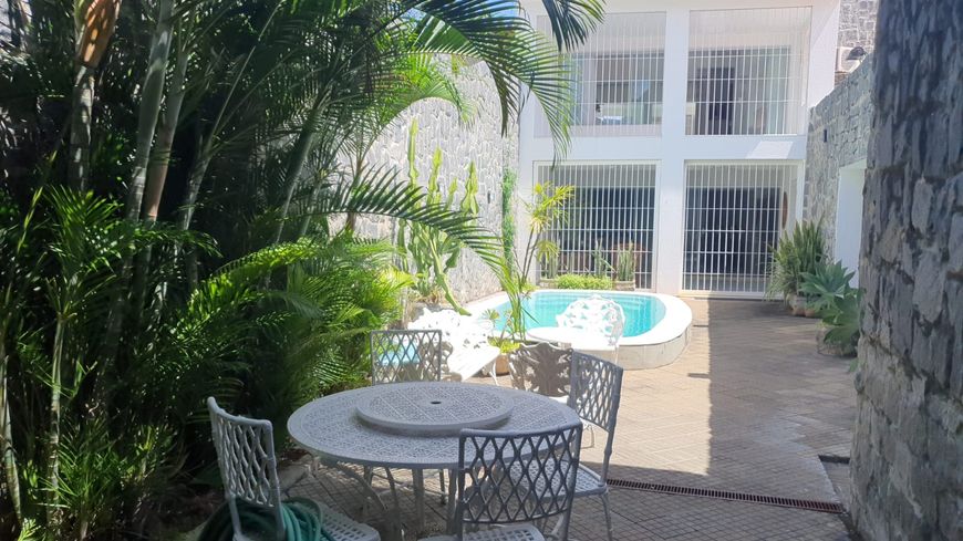 Comercio e moradia, com 6 lojas e casa duplex, piscina, Barro Vermelho