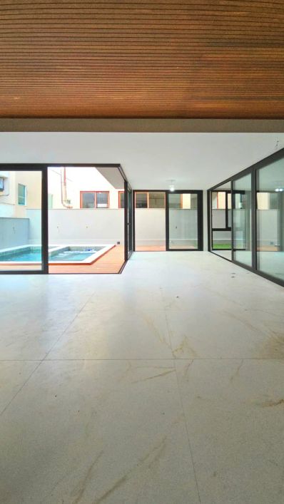 Casa no Pontanegra Boulevard com 5 suítes, elevador, piscina, 420m² de área construída.