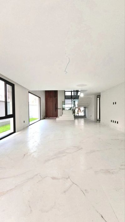 Casa no Pontanegra Boulevard com 5 suítes, elevador, piscina, 420m² de área construída.