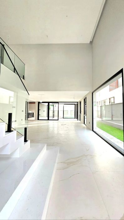 Casa no Pontanegra Boulevard com 5 suítes, elevador, piscina, 420m² de área construída.