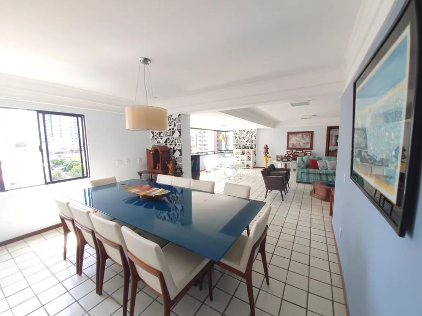 Ótimo apartamento com 240m², 4 quartos, 3 amplas suítes sendo 1 master com closet e hidro.