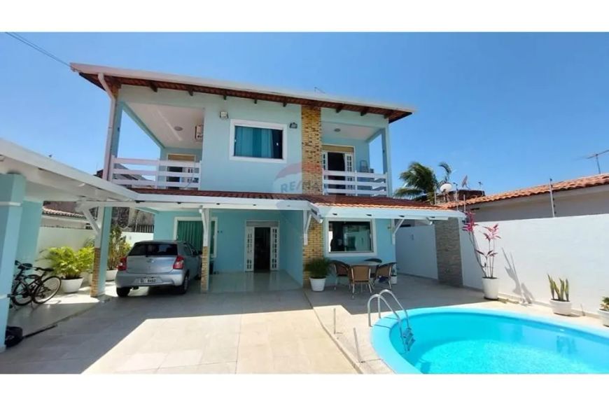 Casa à venda em Ponta Negra, reformada, 3 Suítes e piscina