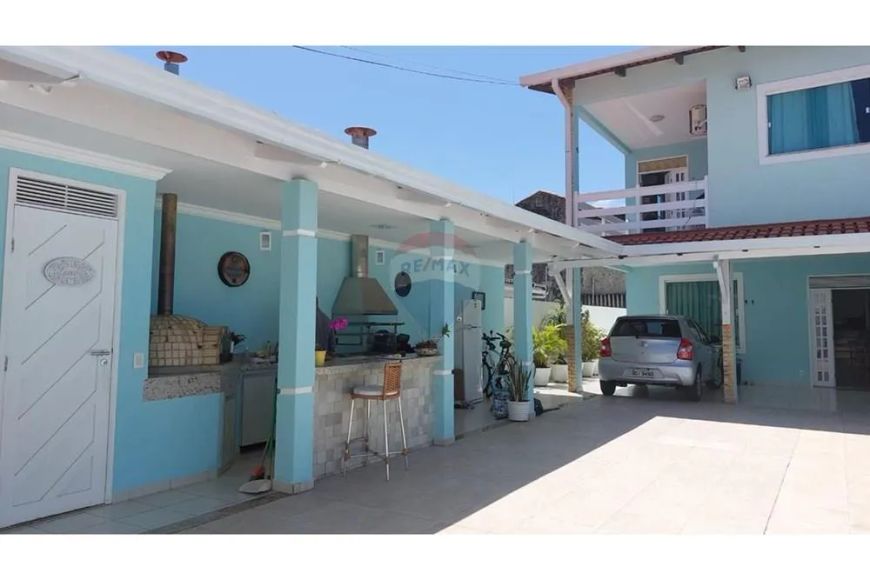 Casa à venda em Ponta Negra, reformada, 3 Suítes e piscina