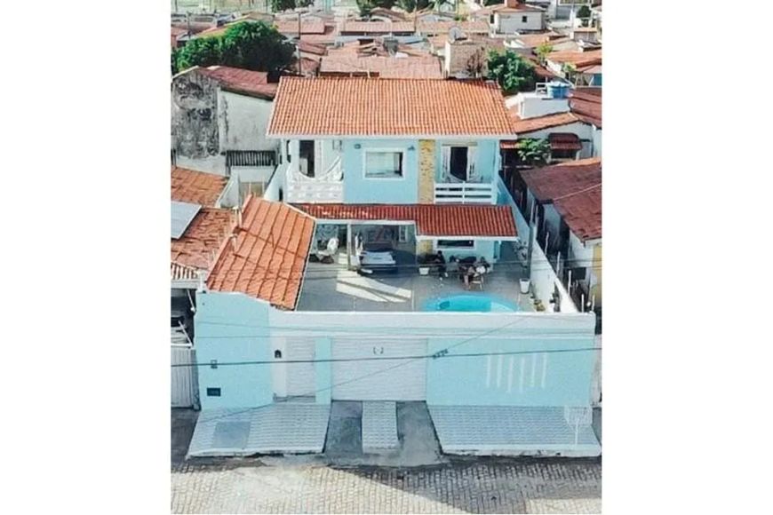 Casa à venda em Ponta Negra, reformada, 3 Suítes e piscina