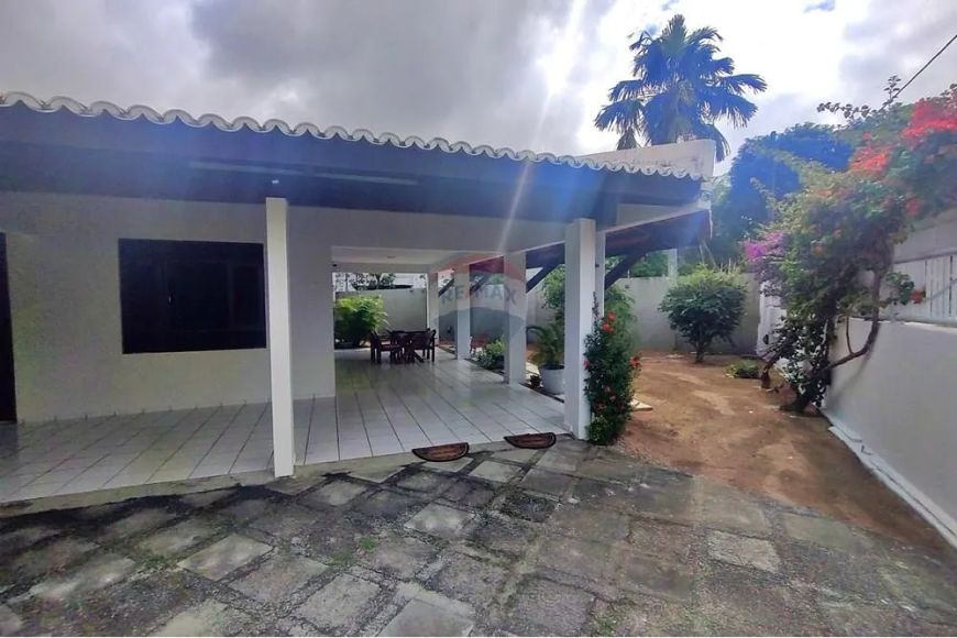 Charmosa casa em Capim Macio em excelente localização com 04 quartos sendo 02 suítes