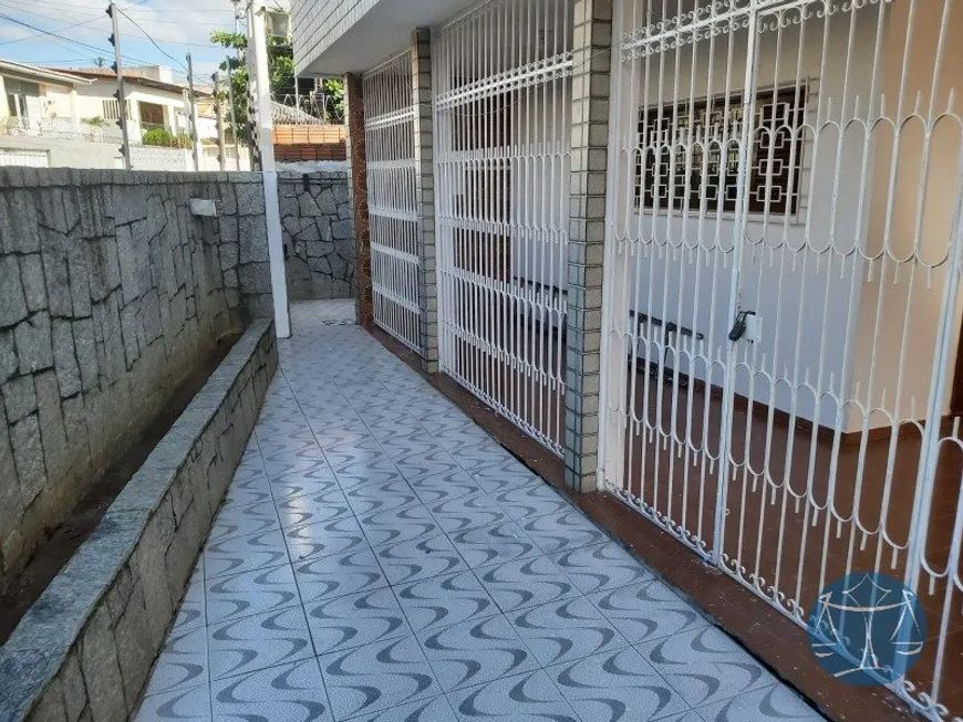 CASA DE ESQUINA EM RUA PUBLICA