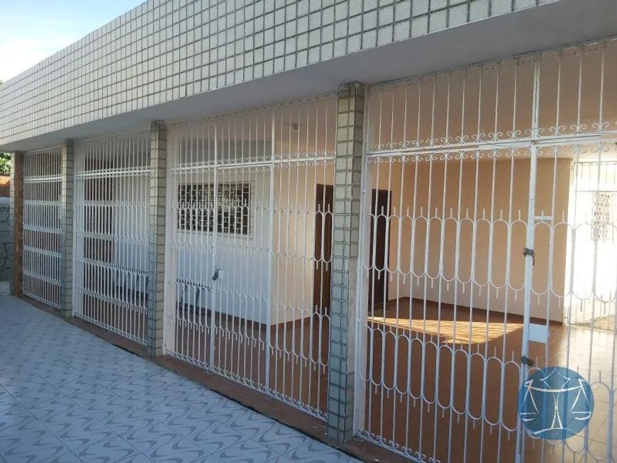 CASA DE ESQUINA EM RUA PUBLICA