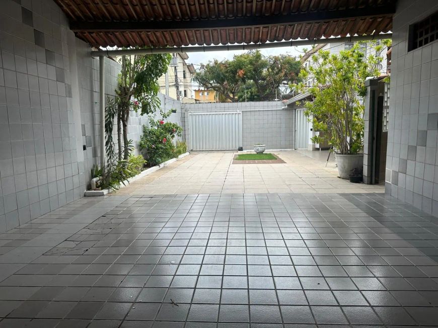 Casa Terrea em Capim Macio c/ 246m² 3 dormitorios 2 suítes 6 vagas