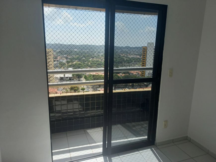 Apto 2/4, com armários planejados nos quartos e cozinha, varanda, vista UFRN