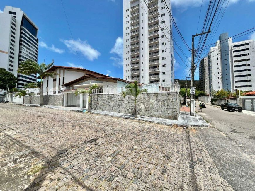 Imóvel de Esquina no Tirol, Ideal para Uso Comercial, 4 quartos, 4 salas , piscina