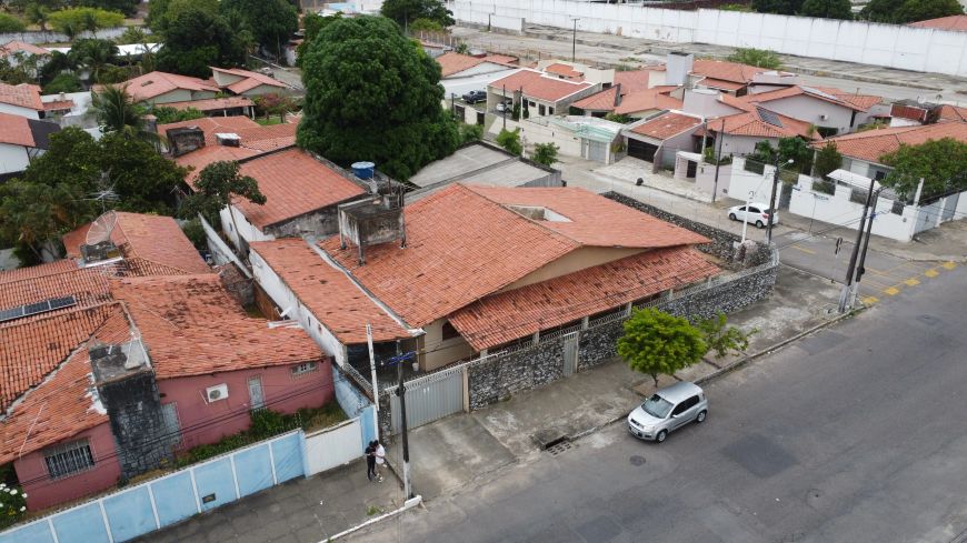 Casa de Esquina com Potencial Comercial e Residencial em Localização Estratégica