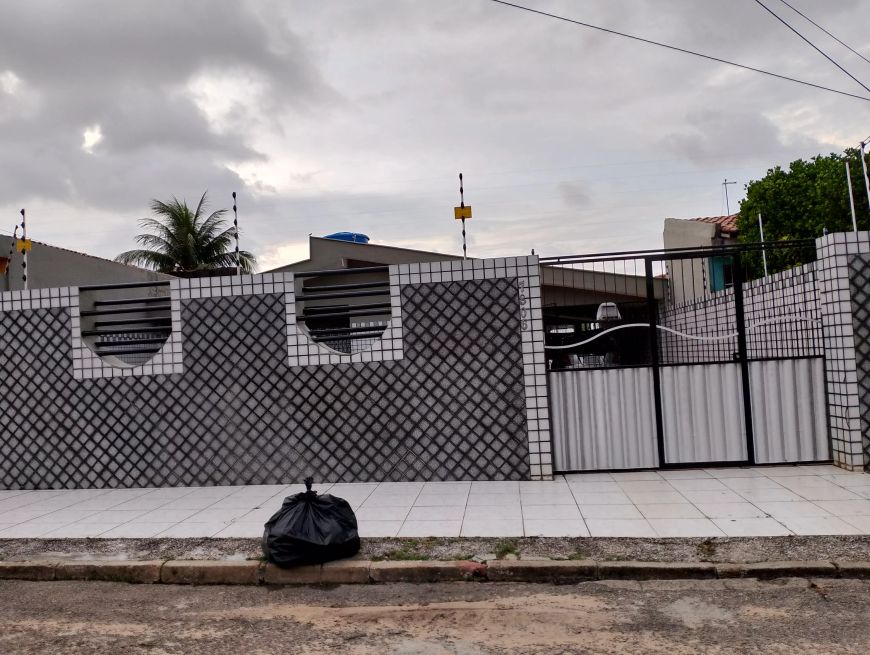 Conceição vende casa no satélite