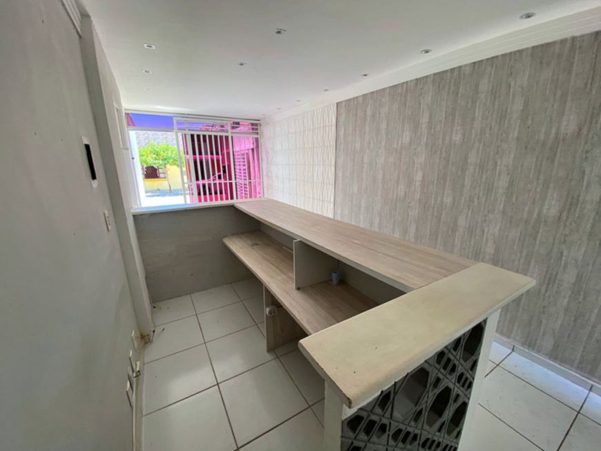 Ponto comercial para venda possui 165 m² com 4 salas em Candelária - Natal - RN