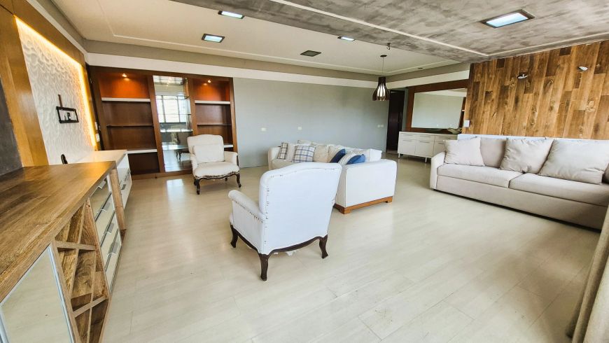 Amplo apartamento com ótima localização no coração do Tirol!