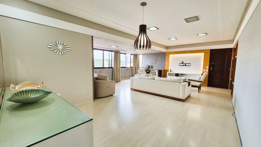 Amplo apartamento com ótima localização no coração do Tirol!
