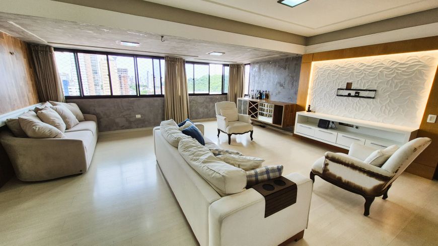 Amplo apartamento com ótima localização no coração do Tirol!