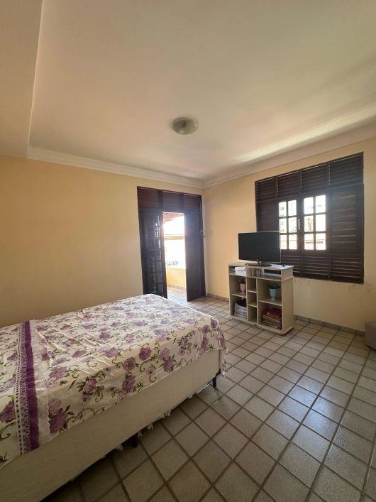 Casa para venda tem 270 metros quadrados com 3 quartos em Dix-Sept Rosado - Natal - RN