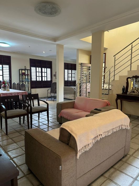 Casa para venda tem 270 metros quadrados com 3 quartos em Dix-Sept Rosado - Natal - RN
