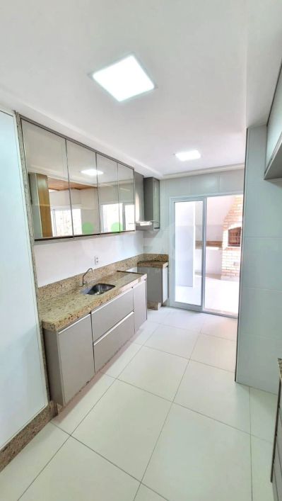 Casa em Condomínio com fácil acesso e próximo a tudo !