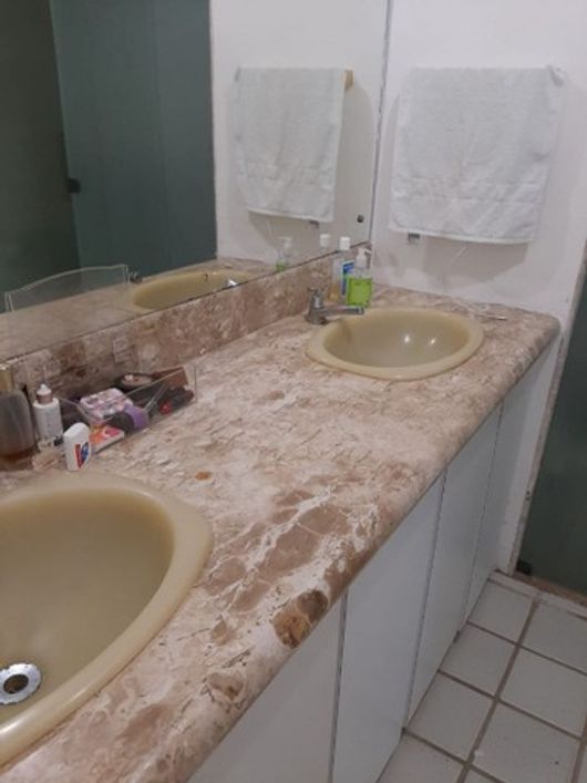 Vende ótimo apartamento em Tirol com três quartos sendo duas suítes