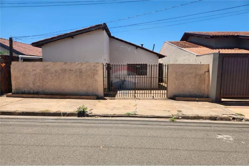 Casa de 3 Quartos com Terreno 200m² com 99,56m² de construção