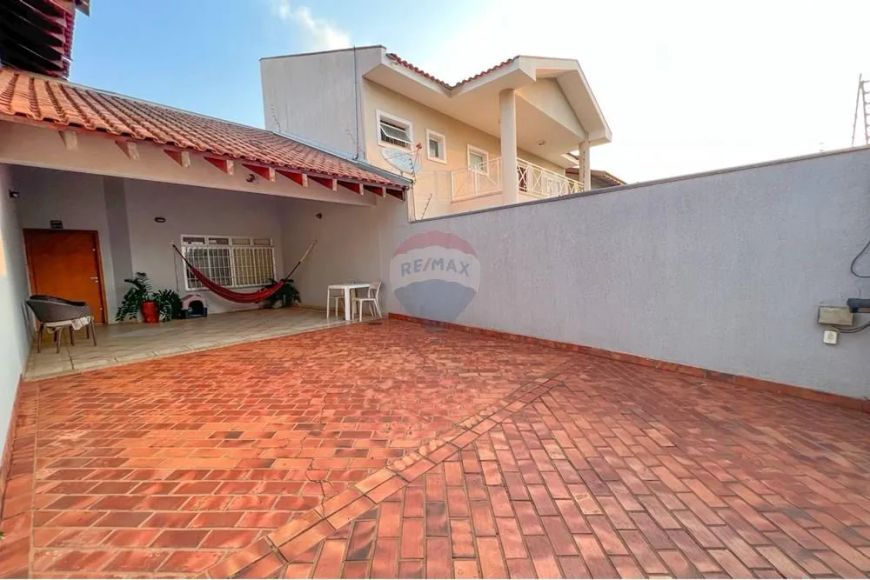 Casa Térrea com 260m² de construção e 600m² de Terreno com 2 suítes sendo uma com hidromassagem