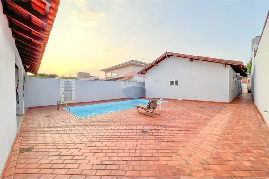 Casa Térrea com 260m² de construção e 600m² de Terreno com 2 suítes sendo uma com hidromassagem