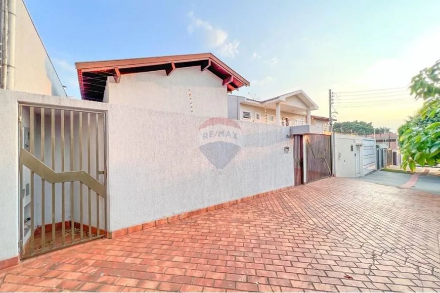 Casa Térrea com 260m² de construção e 600m² de Terreno com 2 suítes sendo uma com hidromassagem