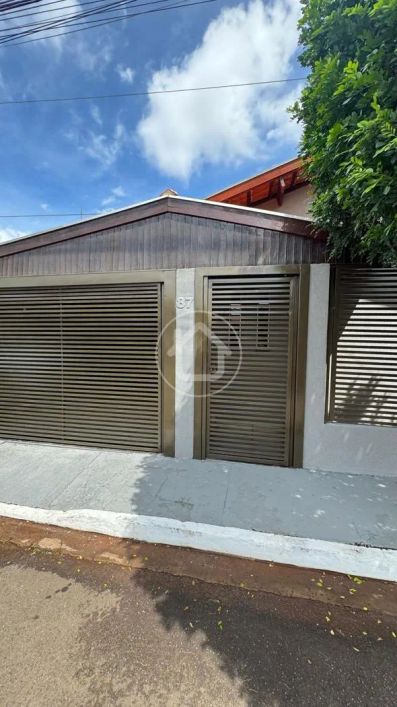 CASA COM SUÍTE EM CONDOMINIO