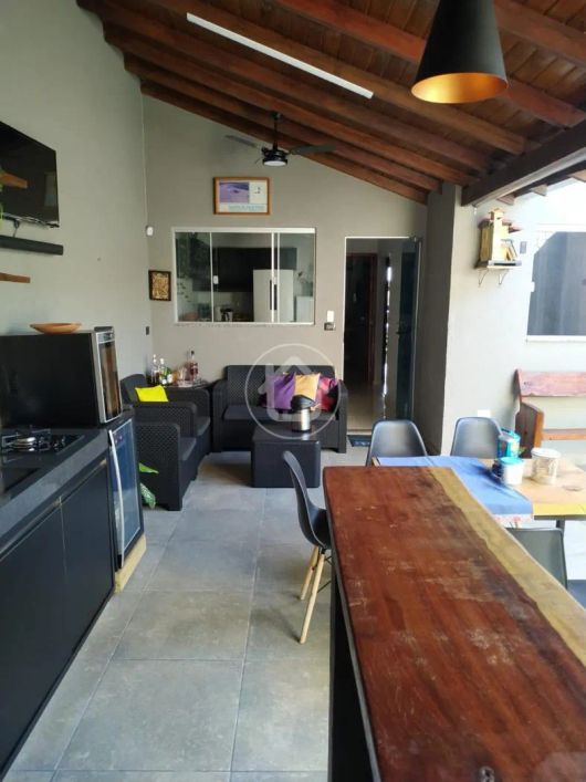 CASA COM ÁREA GOURMET