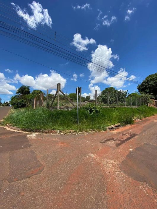 Terreno para venda tem 375 metros quadrados de esquina todo cercado