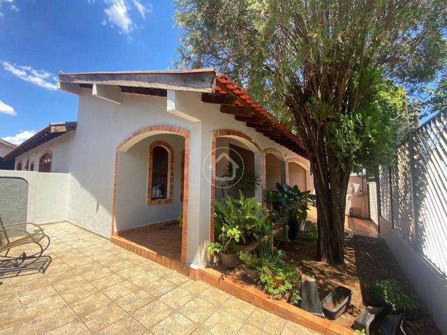 CASA COM 4 DORMS SENDO 2 SUITES NO JOCKEI CLUB