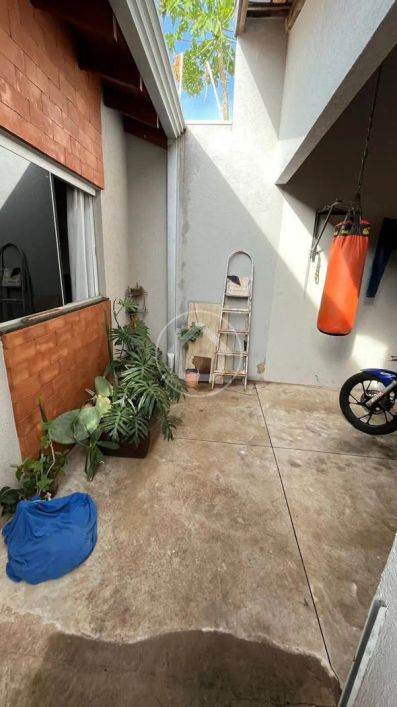 CASA COM VARANDA GOURMET E ÁREA DE SERVIÇO COBERTA