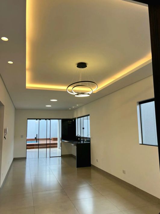 Belíssima Casa Térrea nova a venda no bairro Pioneiros, com 3 quartos, área gourmet e piscina.