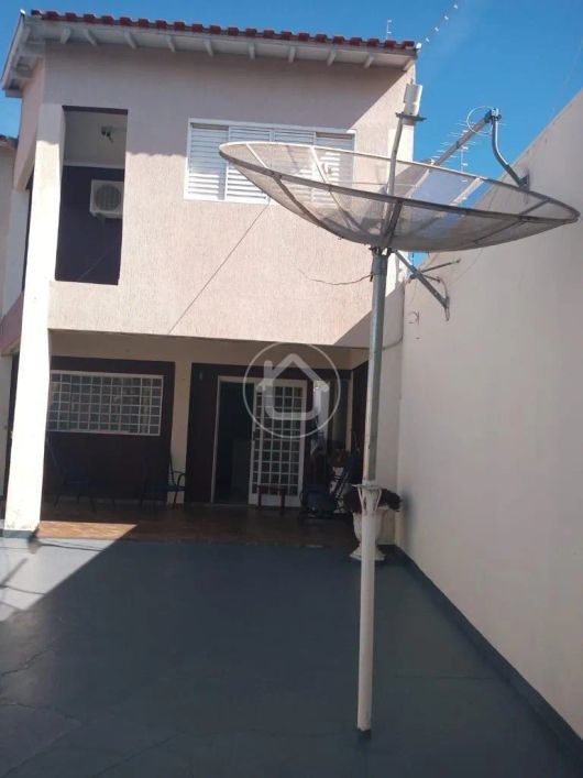SOBRADO COM 3 DORMITÓRIOS E GARAGEM COBERTA
