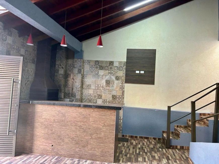 CASA COM 04 QUARTOS SENDO 1 SUITE