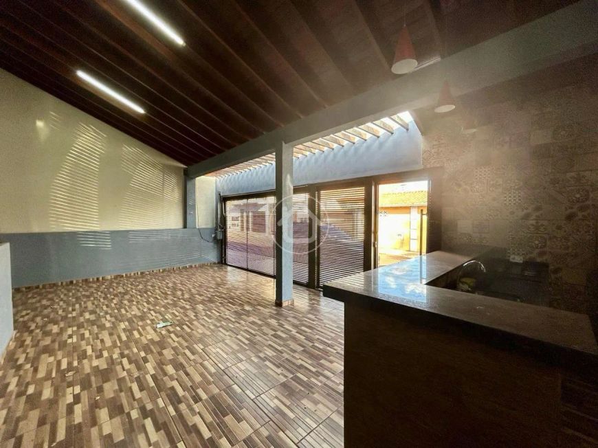 CASA COM 04 QUARTOS SENDO 1 SUITE