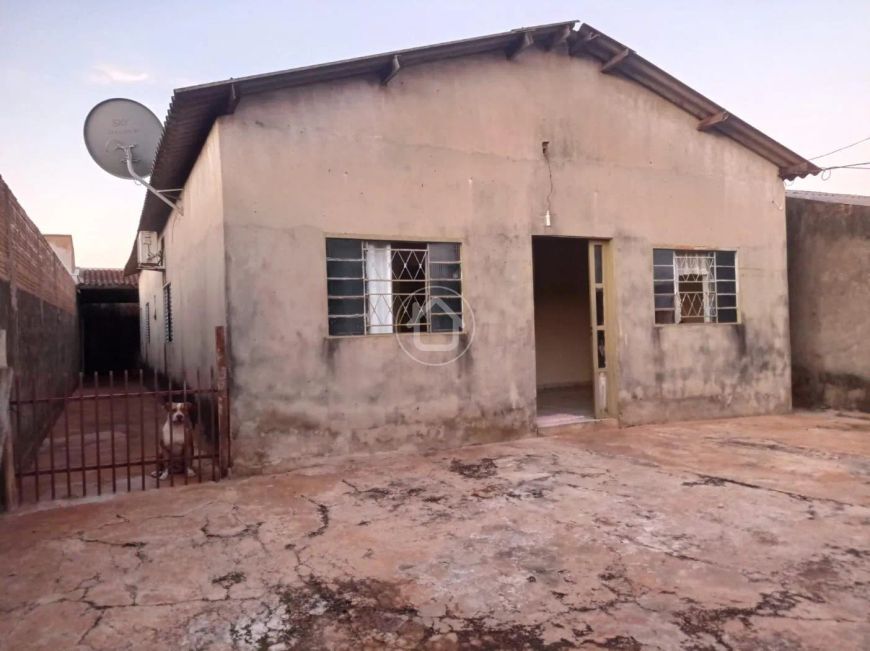 CASA COM 2 DORMITÓRIOS À VENDA