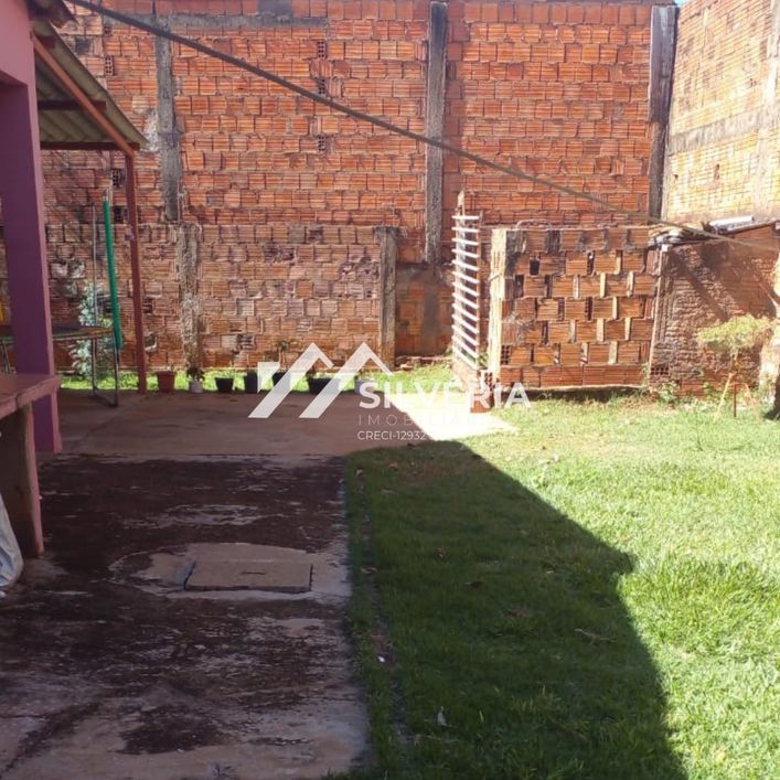 CASA COM QUINTAL AMPLO