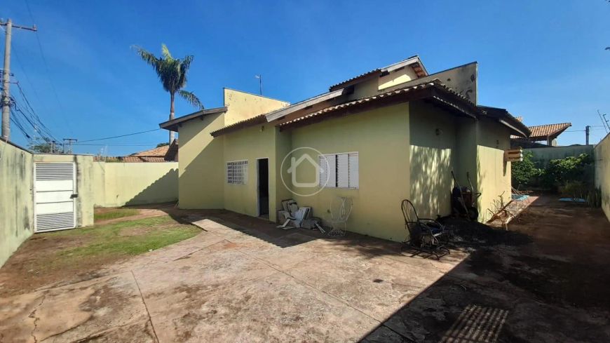 CASA COM QUINTAL AMPLO E PISCINA