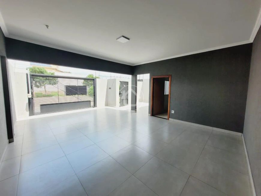 CASA COM 3 QUARTOS E GARAGEM PARA 3 VEÍCULOS