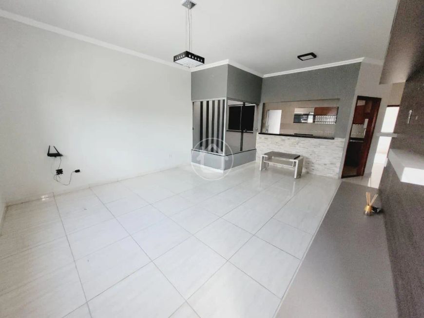 CASA COM 3 QUARTOS E GARAGEM PARA 3 VEÍCULOS