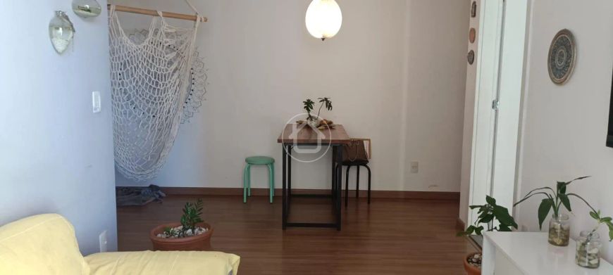 APARTAMENTO COM SUÍTE E 2 QUARTOS.
