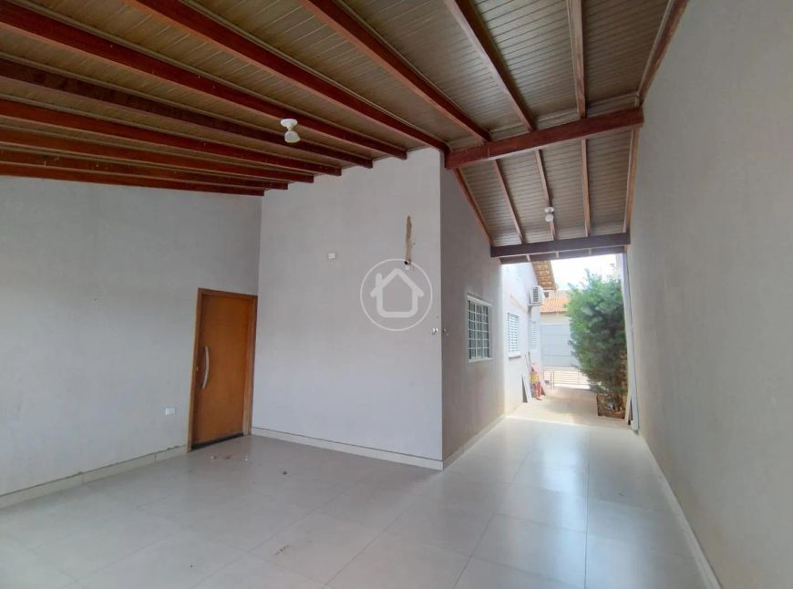 CASA COM 3 QUARTOS, PISCINA, PLACAS SOLAR