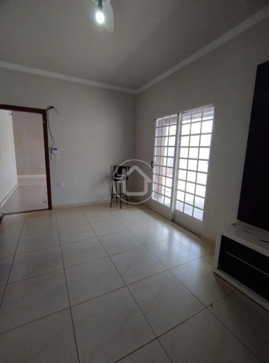 CASA COM 3 QUARTOS, PISCINA, PLACAS SOLAR