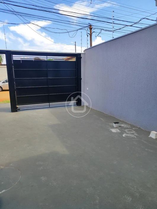 CASA COM 3 DORMITÓRIOS SENDO 1 SUITE