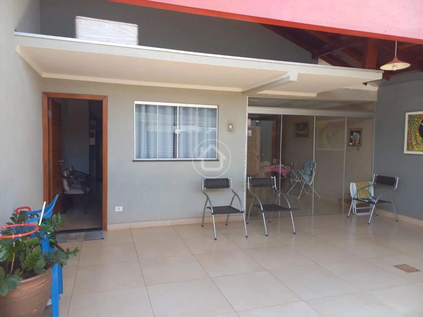 CASA TÉRREA COM 03 QUARTOS, SENDO 01 SUÍTE