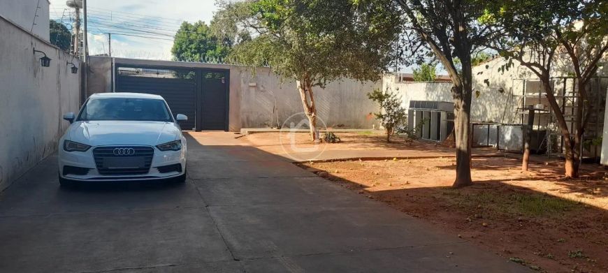 CASA COM 3 QUARTOS E BOA SOBRA DE TERRENO.